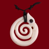 AMULET MANAIA KORU